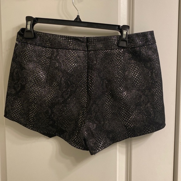 Express metallic snakeskin print black skort. - Picture 4 of 9